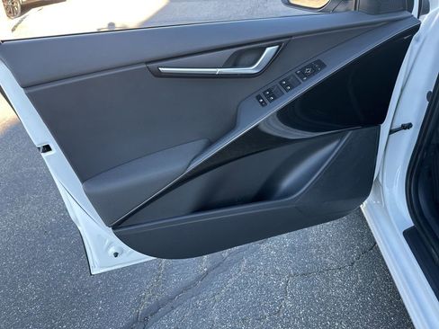 Used 2024 Kia Niro EX image 17