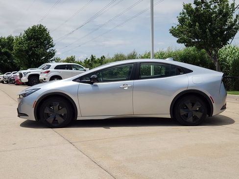 Used 2025 Toyota Prius Plug-In Hybrid FWD image 4