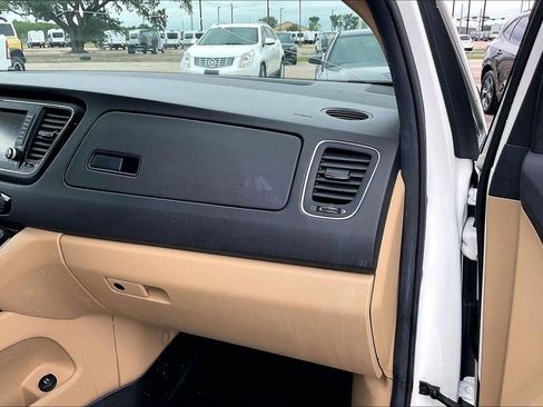 Used 2017 Kia Sedona LX w/ LX Essentials Premium Package FWD image 23