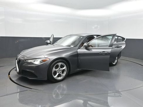Used 2019 Alfa Romeo Giulia RWD image 38