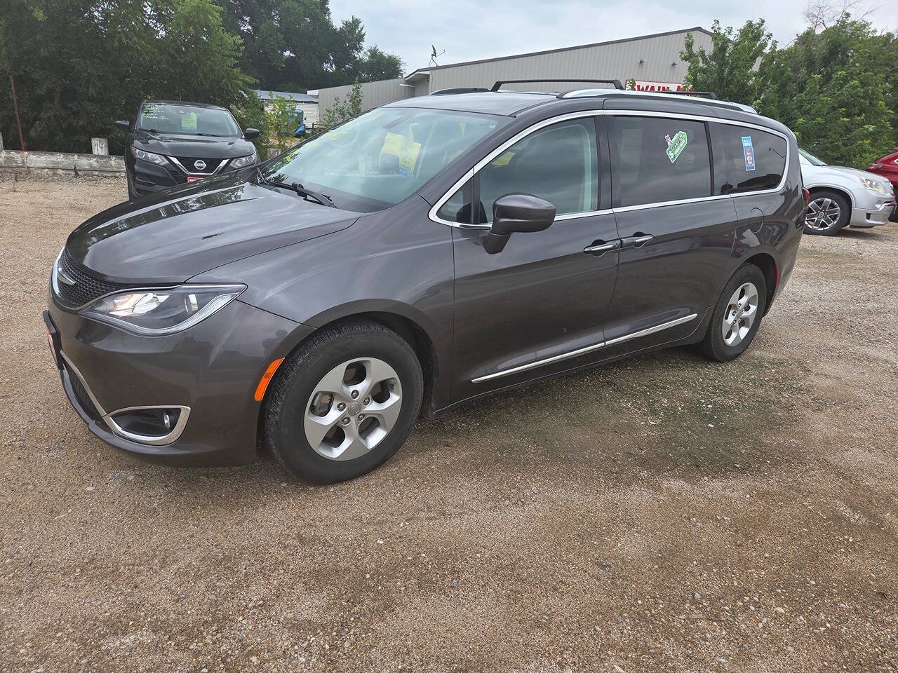 Used 2017 Chrysler Pacifica Touring-L Plus FWD image 2