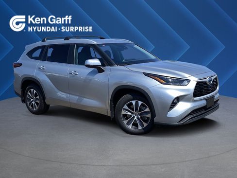 Used 2024 Toyota Highlander XLE FWD image 1