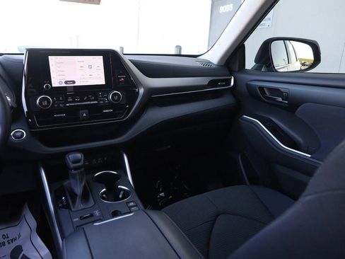 Used 2023 Toyota Highlander L image 25