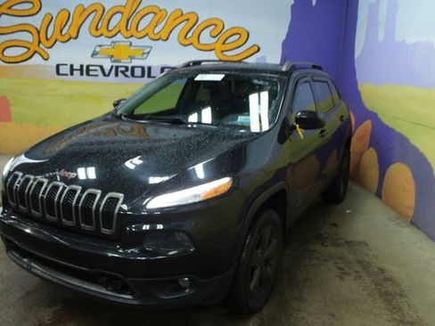 Used 2016 Jeep Cherokee Latitude AWD/4WD image 8