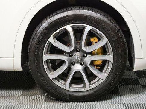 Used 2017 Maserati Levante w/ Luxury Package AWD/4WD image 6