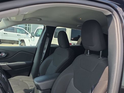 Used 2019 Jeep Cherokee Latitude w/ Cold Weather Group FWD image 10
