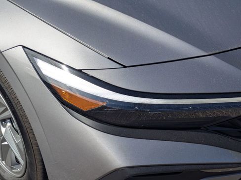 Certified 2025 Hyundai Elantra SE image 16