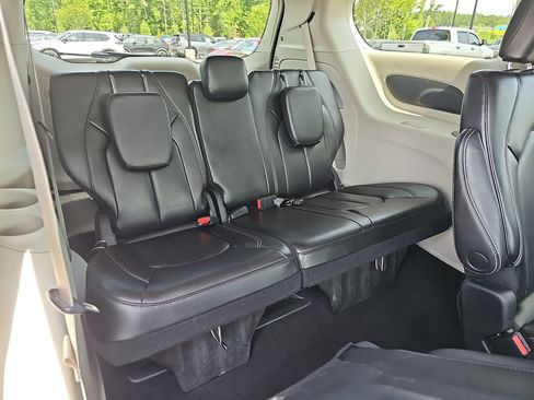 Used 2023 Chrysler Pacifica Touring-L FWD image 16