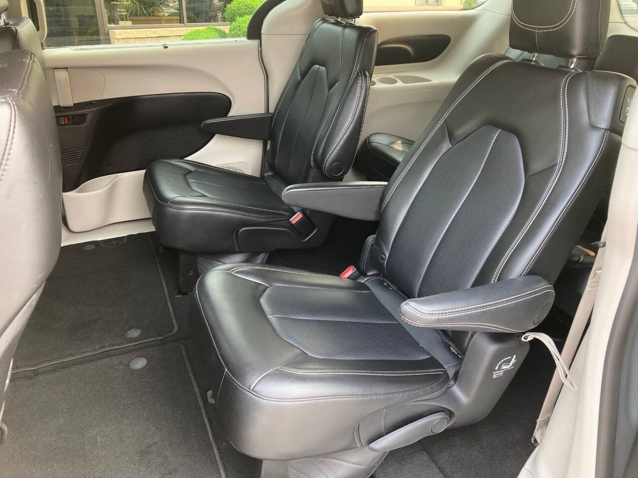 Used 2023 Chrysler Pacifica Touring-L FWD image 12