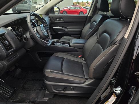 Used 2025 Nissan Pathfinder SL FWD image 16