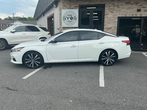 Used 2020 Nissan Altima 2.5 SR FWD image 2