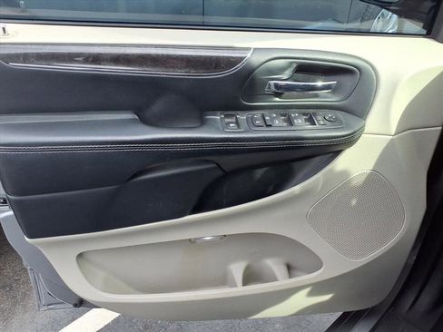 Used 2016 Chrysler Town & Country Touring image 18