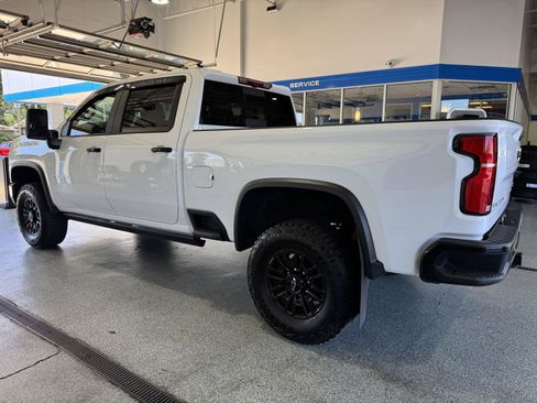 Used 2024 Chevrolet Silverado 2500 ZR2 w/ Technology Package AWD/4WD image 10