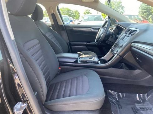 Used 2017 Ford Fusion SE FWD image 25
