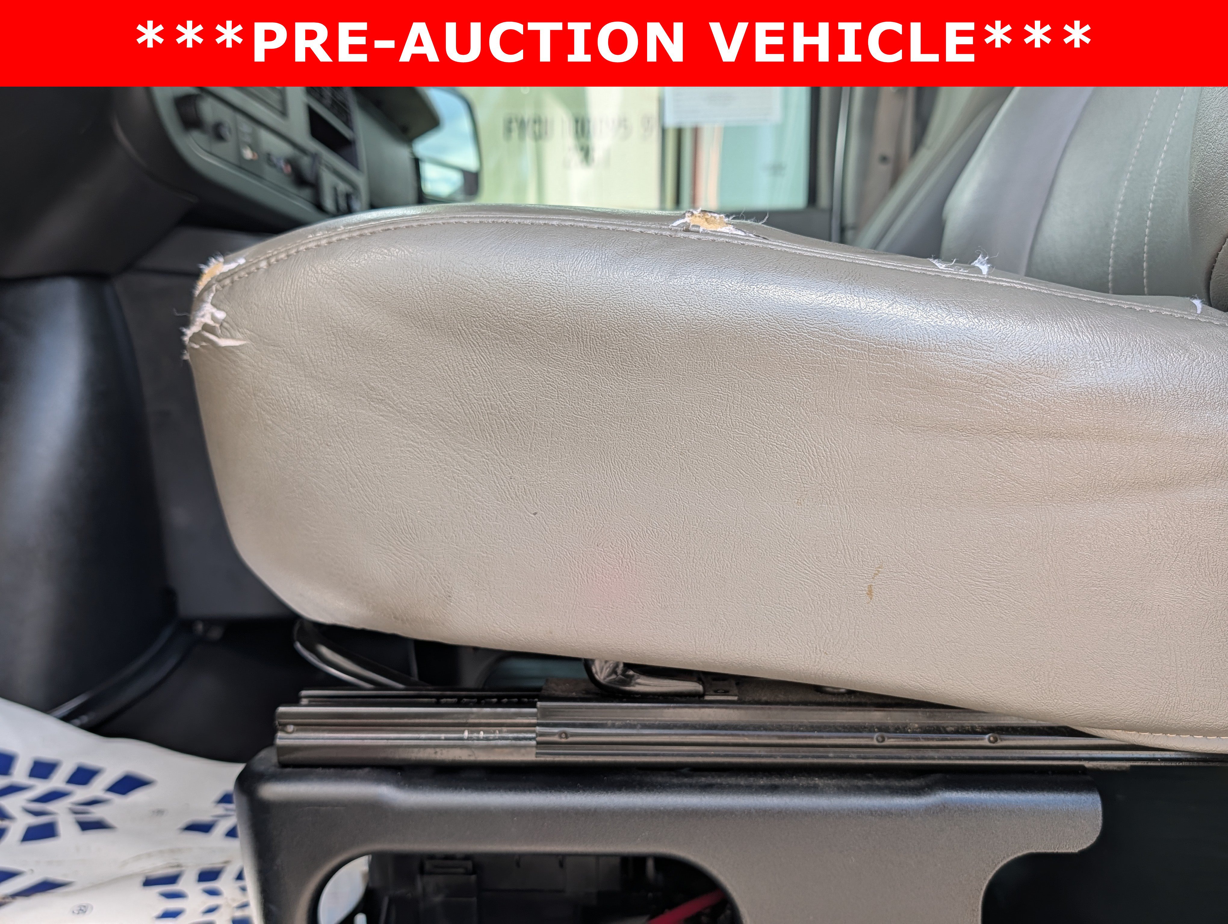 Used 2018 Chevrolet Express 2500 w/ Driver Convenience Package RWD image 20