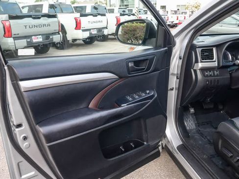 Used 2017 Toyota Highlander Plus FWD image 27