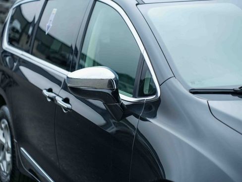 Used 2023 Chrysler Pacifica Limited AWD/4WD image 9