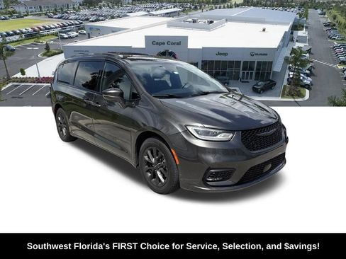 Used 2021 Chrysler Pacifica Touring w/ S Appearance Package FWD image 2