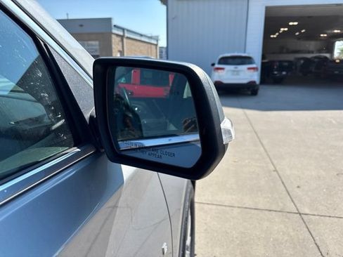 Used 2023 Chevrolet Traverse LT w/ Rear Camera Mirror Package AWD/4WD image 20