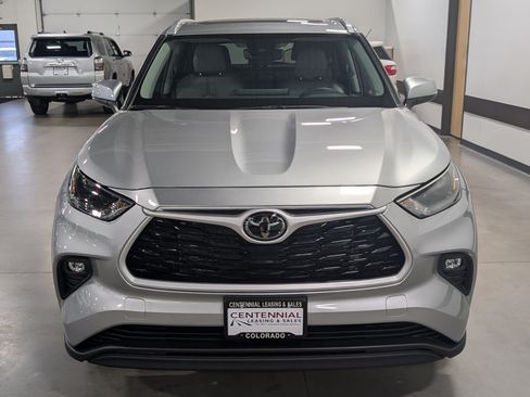 Used 2023 Toyota Highlander XLE AWD/4WD image 2