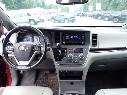 Certified 2020 Toyota Sienna XLE AWD/4WD image 12