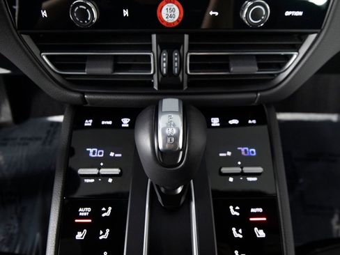 Certified 2025 Porsche Macan image 28