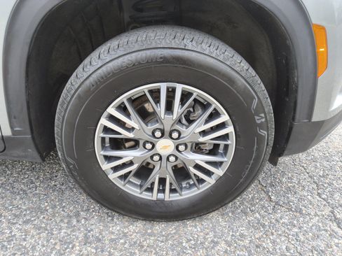 Used 2024 Chevrolet Traverse LS FWD image 9