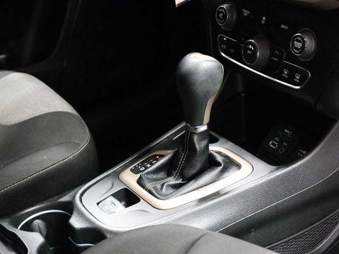 Used 2014 Jeep Cherokee Latitude w/ Cold Weather Group FWD image 20