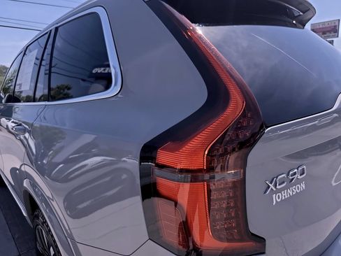 Certified 2025 Volvo XC90 B5 Plus AWD/4WD image 47