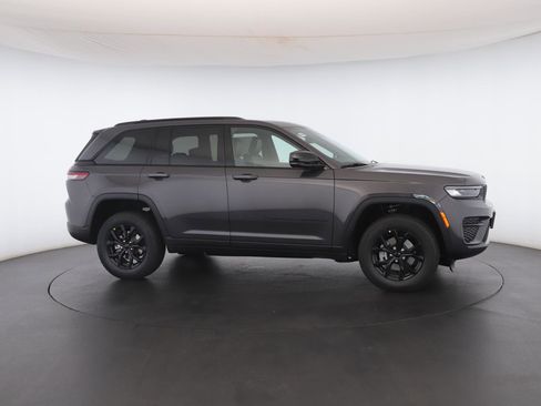 New 2025 Jeep Grand Cherokee Altitude image 33