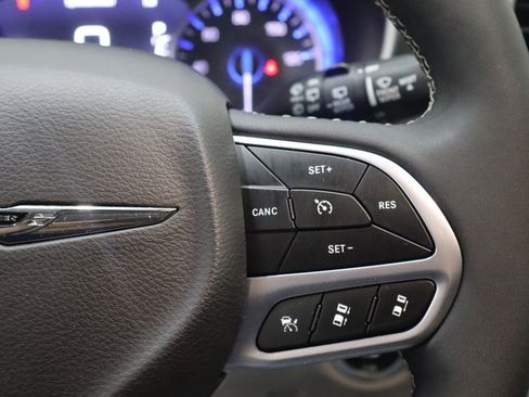 Used 2024 Chrysler Pacifica Touring-L image 25