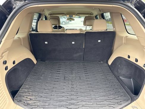 Used 2018 Jeep Grand Cherokee Laredo AWD/4WD image 11