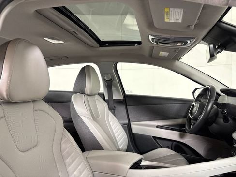 Used 2024 Hyundai Elantra Limited FWD image 16