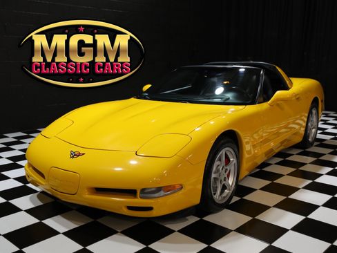 Used 2000 Chevrolet Corvette Coupe w/ Memory Pkg RWD image 1