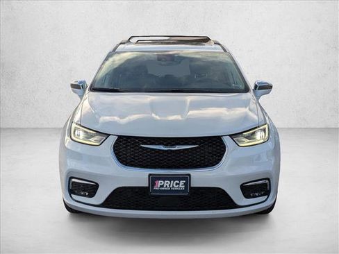 Used 2022 Chrysler Pacifica Limited image 2