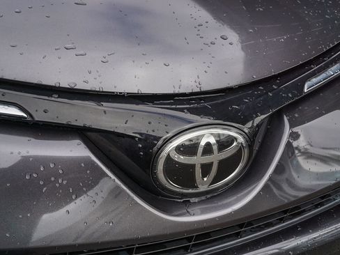 Used 2017 Toyota RAV4 XLE w/ Carpet Mat Package FWD image 12