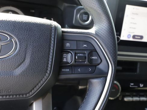 Used 2025 Toyota 4Runner SR5 AWD/4WD image 23