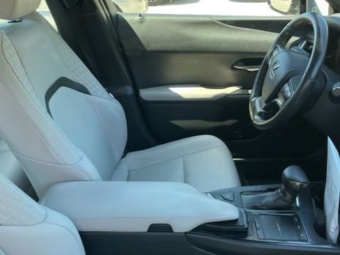 Used 2019 Lexus UX 200 w/ Premium Package image 8