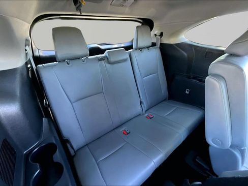 Used 2024 Toyota Highlander XLE AWD/4WD image 20