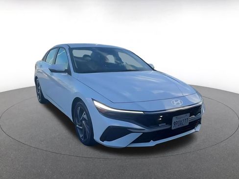 Used 2025 Hyundai Elantra Limited image 3
