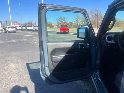 Used 2025 Jeep Gladiator Sport image 11