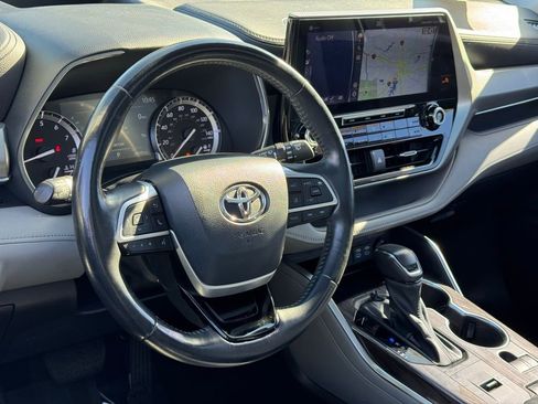Certified 2022 Toyota Highlander Platinum image 21