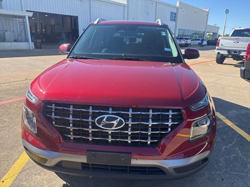 Used 2024 Hyundai Venue Limited image 2
