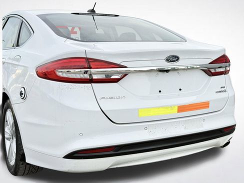 Used 2018 Ford Fusion SE w/ Equipment Group 602A FWD image 2
