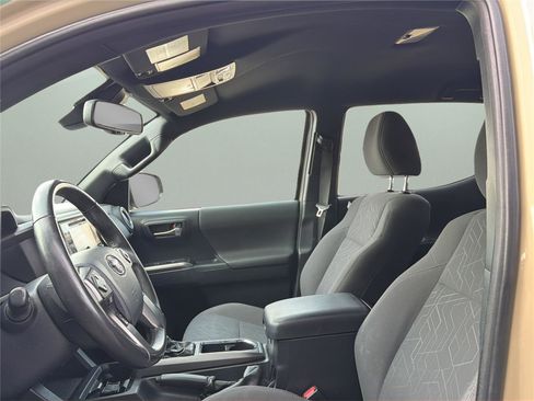 Used 2018 Toyota Tacoma TRD Sport image 30