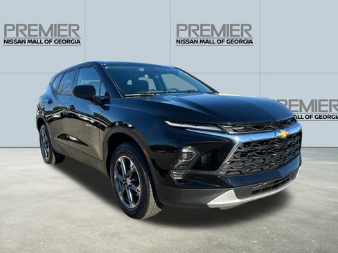 Used 2025 Chevrolet Blazer LT image 3