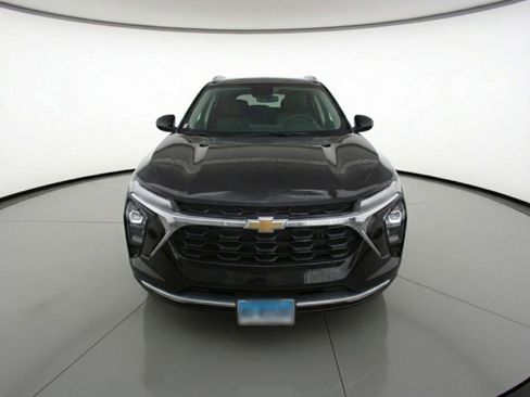 Used 2025 Chevrolet Trax LT w/ LT Convenience Package image 2