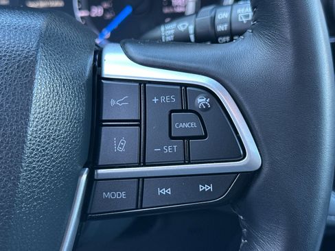 Used 2023 Toyota Highlander XLE image 28