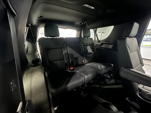 Used 2025 GMC Yukon XL Denali AWD/4WD image 15