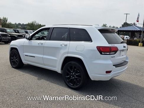 Used 2020 Jeep Grand Cherokee Altitude RWD image 10